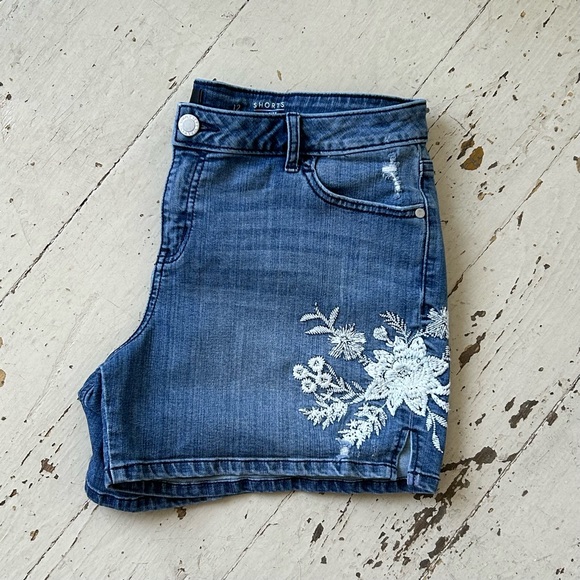 Vera Wang Floral Embroidered Shorts Size 12 - Picture 5 of 15